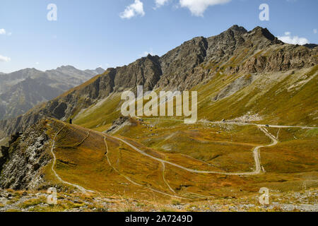 Portrait de paysage alpin avec la route sinueuse menant à Colle dell'Agnello col de montagne à la fin de l'été, Chianale, Coni, Piémont, Italie Banque D'Images