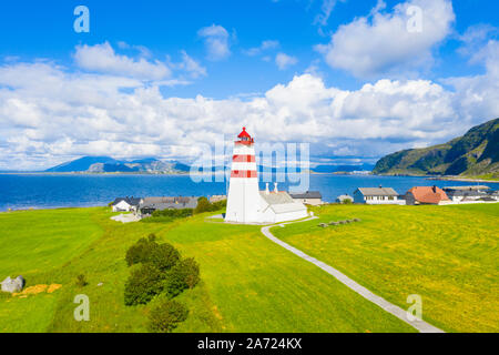 Vue aérienne de Alnes phare entre prairies et la mer, l'île de Godoya, Alesund, More og Romsdal County, Norvège Banque D'Images