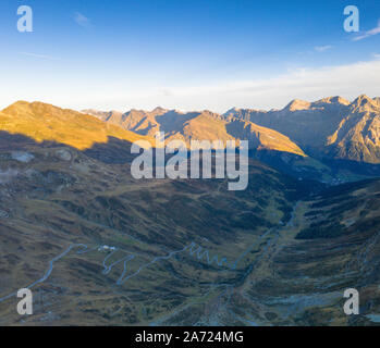 Vue aérienne de virages en épingle de la route vers la montagne cf Alpina Splugen, canton des Grisons, Suisse Banque D'Images