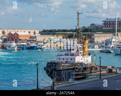 HAMILTON, Bermudes - Juillet 14, 2017 : Hamilton, dans les Bermudes sont un mélange de culture américaine et britannique. La Royal Naval Dockyard allie modernité attracti Banque D'Images
