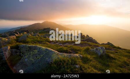 Coucher du soleil à Basses Tatras, soleil qui brille à travers les nuages sur la montagne Banque D'Images