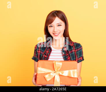 Happy young asian woman holding gift box Banque D'Images