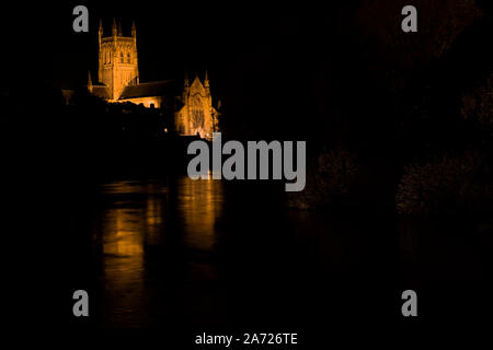 Cathédrale de Worcester, Worcester City, Angleterre, Royaume-Uni, 29/07/2019 . La rivière Severn inondées de Sabrina Bridge. L'heure de pointe de crue a River Banque D'Images