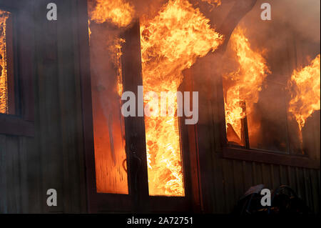 Ca, USA. 29 Oct, 2019. Une bataille de pompier Accueil en feu le long Hyw.128 au cours de l'incendie du comté de Sonoma Kincade Mardi, Octobre 29, 2019. Crédit : Paul Kitagaki Jr./ZUMA/Alamy Fil Live News Banque D'Images