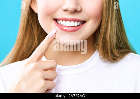 Santé des dents parfait sourire d'une jeune femme. Blanchiment des dents. Clinique dentaire du patient. Image médecine dentaire, soins buccaux symbolise stomatologie. Banque D'Images