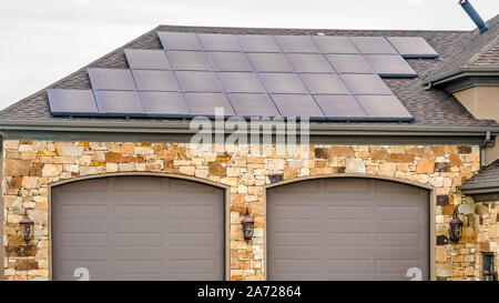 Panorama Home extérieur avec de beaux murs en pierre et des panneaux solaires sur le toit Banque D'Images