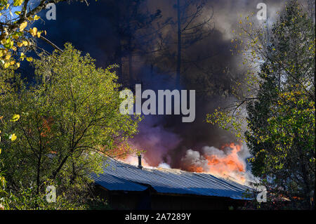 Ca, USA. 29 Oct, 2019. Une bataille de pompier Accueil en feu le long Hyw.128 au cours de l'incendie du comté de Sonoma Kincade Mardi, Octobre 29, 2019. Crédit : Paul Kitagaki Jr./ZUMA/Alamy Fil Live News Banque D'Images