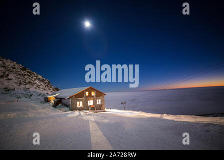 Kamenna Chata - Chopok, Nizke Tatry, Chalet en haut de la montagne, au-dessus des nuages en hiver Banque D'Images