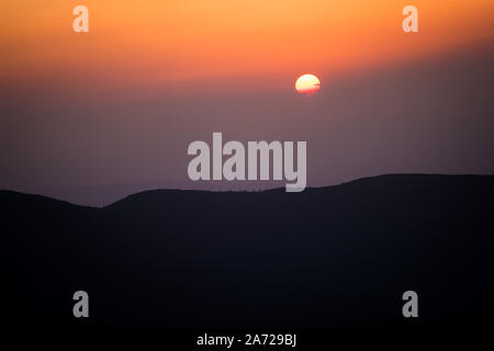 Silhouette de Mountain et coucher de soleil au-dessus, Coucher de soleil sur les montagnes, le paysage avec des montagnes au coucher du soleil Banque D'Images