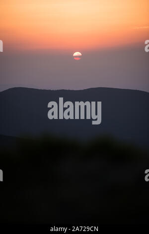 Silhouette de Mountain et coucher de soleil au-dessus, Coucher de soleil sur les montagnes, le paysage avec des montagnes au coucher du soleil Banque D'Images