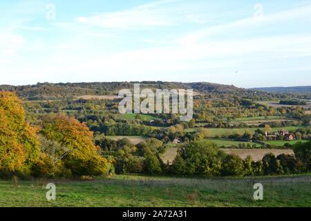 Sur la partie nord des bas au-dessus de Shoreham, dans le Kent, à l'ensemble de la vallée de l'Meenfield Darent Woods à l'automne sur une journée claire Banque D'Images