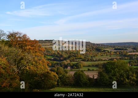 Sur la partie nord des bas au-dessus de Shoreham, dans le Kent, à l'ensemble de la vallée de l'Meenfield Darent Woods à l'automne sur une journée claire Banque D'Images