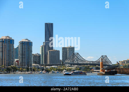 Vue sur la ville moderne dans une journée ensoleillée de l'autre côté de la rivière, la ville de Brisbane, Queensland, Australie Banque D'Images
