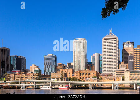 Vue sur la ville moderne dans une journée ensoleillée de l'autre côté de la rivière, la ville de Brisbane, Queensland, Australie Banque D'Images