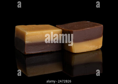 Groupe de deux ensemble sweet candy chocolat caramel brun isolé sur verre noir Banque D'Images