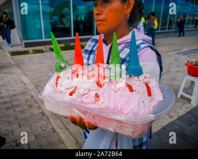 Quito, Équateur, 25 Octobre 2019 : vendeur de rue au centre de Quito la crème glacée et des collations. Banque D'Images