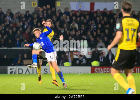 Burton upon Trent, Royaume-Uni. 29 Oct, 2019. Harvey Barnes de Leicester City (15) est marqué fermement par John Brayford de Burton Albion (2) au cours de l'EFL Carabao Tasse ronde de 16 Correspondance entre Burton Albion et Leicester City au stade de Pirelli, Burton upon Trent, en Angleterre. Photo par Mick Haynes. Usage éditorial uniquement, licence requise pour un usage commercial. Aucune utilisation de pari, de jeux ou d'un seul club/ligue/dvd publications. Credit : UK Sports Photos Ltd/Alamy Live News Banque D'Images