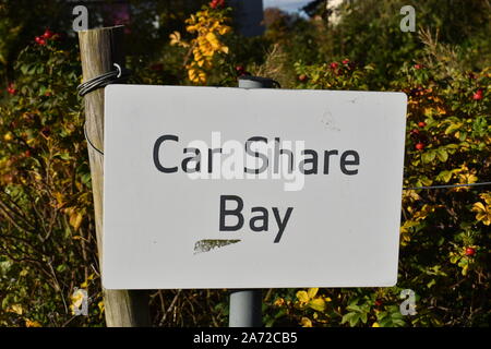 Car Share Bay signe. Un espace de stationnement réservé pour les conducteurs qui prennent part à un système de partage de voiture, mis en place pour essayer de réduire l'utilisation de la voiture. Banque D'Images