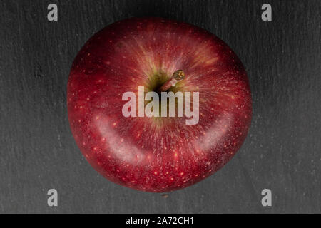 Un ensemble de saveurs de pomme Red Delicious, flatlay sur pierre gris Banque D'Images