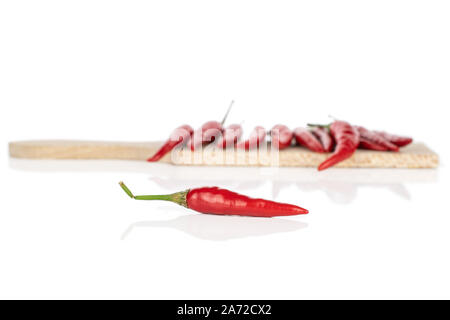 Groupe de onze ensemble hot red chili sur planche à découper en bois isolé sur fond blanc Banque D'Images