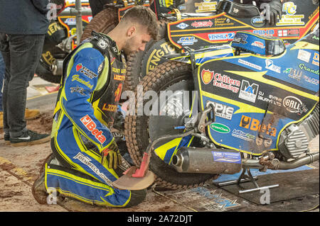 Manchester, UK. 29 Oct, 2019. MANCHESTER, Angleterre 29 octobre Danyon Hume travaille sur son vélo pendant le Belle Vue Colts v Leicester des lionceaux, SGB Ligue Nationale KO (2e finale de Coupe de la jambe) sur le Stade National Speedway, Manchester, mardi 29 octobre 2019 (Photo : Ian Charles | MI News) © MI News Crédit : MI News & Sport /Alamy Live News Banque D'Images