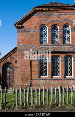 Maison mitoyenne en briques rouges en milieu rural Herefordshire. Banque D'Images