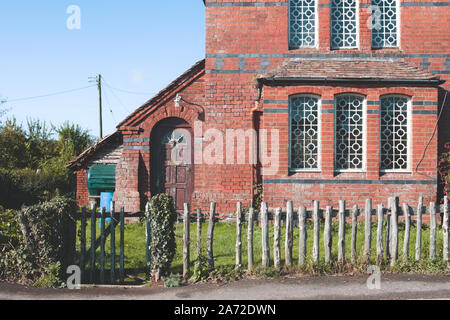 Maison mitoyenne en briques rouges en milieu rural Herefordshire. Banque D'Images