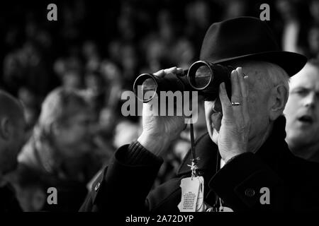 L'homme regardant la course Banque D'Images