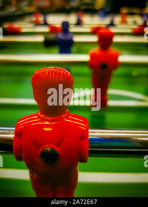 Baby-foot. Table avec des joueurs rouge et bleu vue détaillée. Banque D'Images