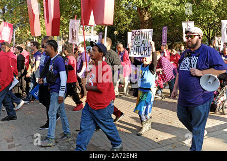 Pro-union européenne, l'augmentation du salaire minimum, et l'appui à Bernie Sanders illustré lors d'une manifestation de rue à Westerville, Ohio, USA. Banque D'Images