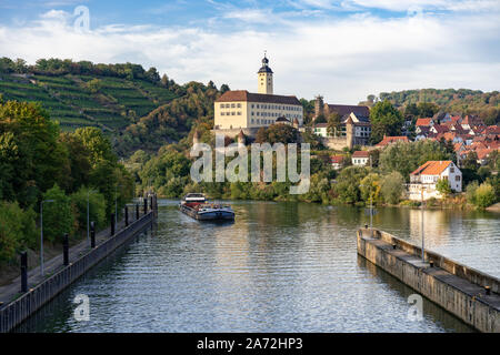 D'un cargo sur le Neckar attendent pour entrer le navire écluse à Ingelfingen, Allemagne, avec le château historique de Horneck en arrière-plan Banque D'Images