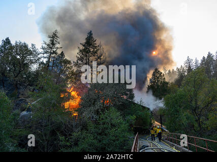 Ca, USA. 29 Oct, 2019. Une bataille de pompier Accueil en feu le long Hyw.128 au cours de l'incendie du comté de Sonoma Kincade Mardi, Octobre 29, 2019. Crédit : Paul Kitagaki Jr./ZUMA/Alamy Fil Live News Banque D'Images