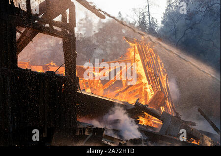 Ca, USA. 29 Oct, 2019. Une bataille de pompier Accueil en feu le long Hyw.128 au cours de l'incendie du comté de Sonoma Kincade Mardi, Octobre 29, 2019. Crédit : Paul Kitagaki Jr./ZUMA/Alamy Fil Live News Banque D'Images