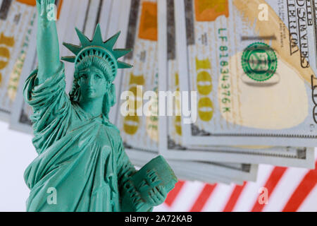 Libre de Statue de la liberté sur l'arrière-plan de l'argent american cent billets d'un dollar currency Banque D'Images