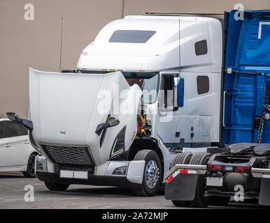 Gros Camion Camion semi industriel blanc avec capot ouvert et semi-remorque réfrigérateur debout sur le terrain de stationnement en attente de moteur et d'autres unités et que Banque D'Images