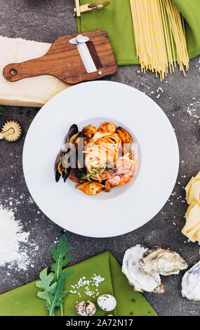 Pâtes aux moules et crevettes en sauce. Plat italien. Banque D'Images