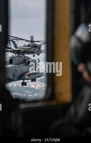 CH-53E Super Stallion Helicopters voler vers l'objectif au cours d'un exercice de déploiement rapide menée par Marine Aircraft Wing, 1ère III Marine Expeditionary Force, Okinawa, Japon, le 24 octobre 2019. Marines avec 1er MAW a effectué cette formation pour accroître la confiance des III MEF de rapidement déployer et maintenir la sécurité de l'Indopacifique. En tant que seul l'avant-déployé, MEF III MEF est stratégiquement postured à répondre rapidement et efficacement à toute crise dans la région Indo-Pacifique. (U.S. Marine Corps photo par Lance Cpl. Tanner D. Lambert) Banque D'Images