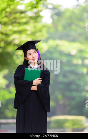 Happy cute asian étudiants ont obtenu leur diplôme holding diplomas Banque D'Images