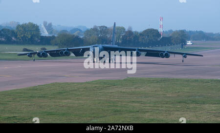 L'US Air Force UN B-52H Stratofortress déployés à partir de la Base aérienne de Barksdale, en Louisiane, les taxis en direction de l'aire de soutien de Global Thunder 20 à RAF Fairford, Angleterre, le 28 octobre 2019. Thunder mondial annuel est un exercice de commandement et de contrôle qui offre des possibilités de formation pour l'ensemble de la mission de commandement stratégique des États-Unis, l'essai sur le terrain des opérations conjointes et de formation avec un accent particulier sur la préparation. (U.S. Photo de l'Armée de l'air par des aviateurs Stuart clair) Banque D'Images