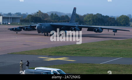 L'US Air Force UN B-52H Stratofortress déployés à partir de la Base aérienne de Barksdale, en Louisiane, les taxis en direction de l'aire de soutien de Global Thunder 20 à RAF Fairford, Angleterre, le 28 octobre 2019. Thunder mondial annuel est un exercice de commandement et de contrôle qui offre des possibilités de formation pour l'ensemble de la mission de commandement stratégique des États-Unis, l'essai sur le terrain des opérations conjointes et de formation avec un accent particulier sur la préparation. (U.S. Photo de l'Armée de l'air par des aviateurs Stuart clair) Banque D'Images