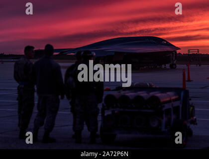 Techniciens affectés à Whiteman AFB's 509e et 131e Bomb Wings regarder un coucher du soleil près d'un B-2 Spirit Stealth Bomber, Oct 24, 2019. La formation de routine se prépare à exécuter des aviateurs missions global strike, partout et à tout moment. (U.S. Photo de l'Armée de l'air par des aviateurs Thomas Orge) Banque D'Images