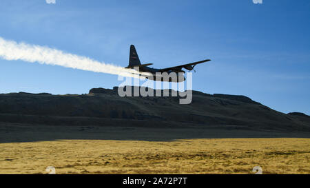 Un C-130 Hercules affectés à la Réserve aérienne 757th Airlift Squadron vole au-dessus de l'Utah et Test Gamme de formation le 24 octobre 2019, au cours d'une opération de pulvérisation aérienne. L'avion pulvérisé la végétation envahissante d'établir de nouveaux et d'étendre des coupe-feu sur la plage dans les zones inaccessibles aux équipes de travail en raison de risques des engins non explosés. (U.S. Air Force photo de R. Nial Bradshaw) Banque D'Images