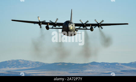 Un C-130 Hercules affectés à la Réserve aérienne 757th Airlift Squadron vole au-dessus de l'Utah et Test Gamme de formation le 24 octobre 2019, au cours d'une opération de pulvérisation aérienne. L'avion pulvérisé la végétation envahissante d'établir de nouveaux et d'étendre des coupe-feu sur la plage dans les zones inaccessibles aux équipes de travail en raison de risques des engins non explosés. (U.S. Air Force photo de R. Nial Bradshaw) Banque D'Images