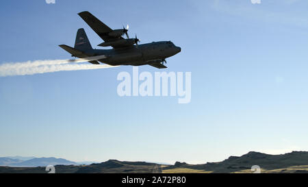 Un C-130 Hercules affectés à la Réserve aérienne 757th Airlift Squadron vole au-dessus de l'Utah et Test Gamme de formation le 24 octobre 2019, au cours d'une opération de pulvérisation aérienne. L'avion pulvérisé la végétation envahissante d'établir de nouveaux et d'étendre des coupe-feu sur la plage dans les zones inaccessibles aux équipes de travail en raison de risques des engins non explosés. (U.S. Air Force photo de R. Nial Bradshaw) Banque D'Images