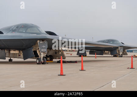 Deux bombardiers furtifs B-2 Spirit, affecté à la 509e Bomb Wing, Whiteman Air Force Base, Ohio, s'asseoir sur la ligne de vol, Oct 24, 2019. La formation d'assurer Whiteman AFB aviateurs sont adaptables et prêt à répondre aux défis du monde entier. (U.S. Photo de l'Armée de l'air par des aviateurs Thomas Orge) Banque D'Images