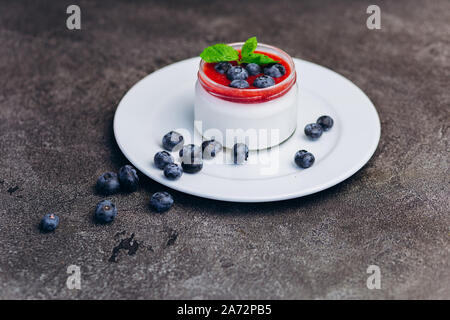 Panacota aux fruits rouges. Dessert sucré avec les bleuets. Banque D'Images