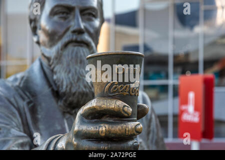 Statue de John Pemberton, inventeur du Coca-Cola, en dehors du monde de Coca-Cola Museum dans le centre-ville d'Atlanta, Géorgie. (USA) Banque D'Images