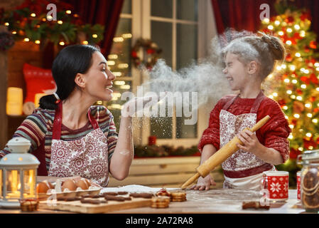 Joyeux Noël et de bonnes vacances. Préparation de la famille maison de la nourriture. Mère et fille la cuisson des biscuits de Noël. Banque D'Images