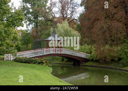 Le pont vers la maison d'été chinoise a été achevé en 1803. Parc Frederiksberg, Copenhague, Danemark. Banque D'Images