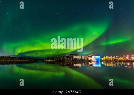 Aurora reflète dans les eaux calmes du lac Frame ce soir et sur le musée du Prince de Galles à Yellowknife, T.N.-O., le 5 septembre 2019. Le M Banque D'Images